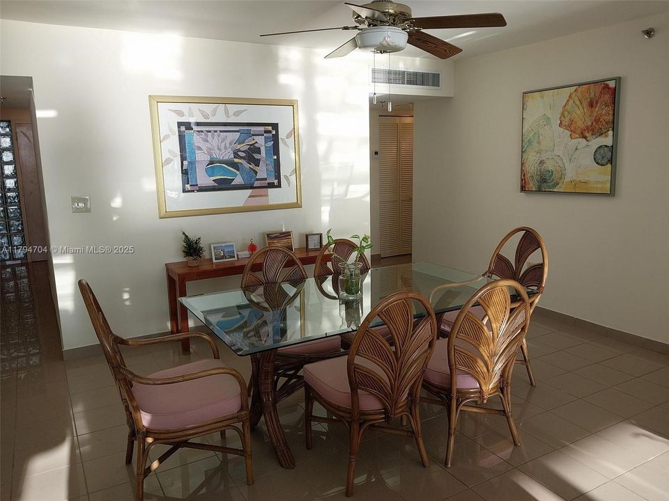 最近售出: $1,099,000 (2 贝兹, 2 浴室, 1590 平方英尺)