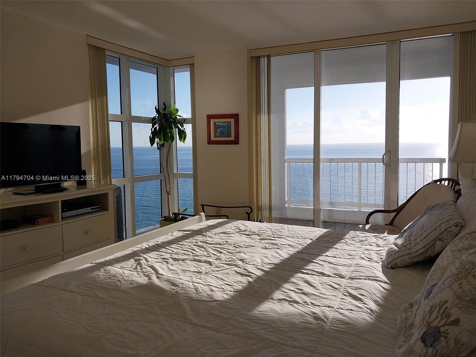 最近售出: $1,099,000 (2 贝兹, 2 浴室, 1590 平方英尺)