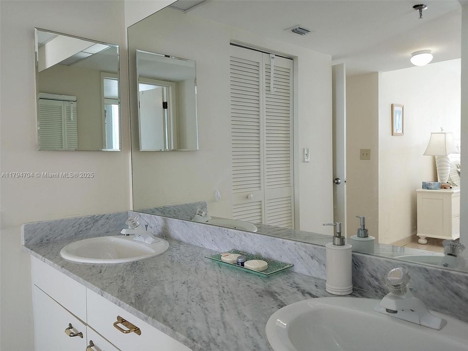 最近售出: $1,099,000 (2 贝兹, 2 浴室, 1590 平方英尺)