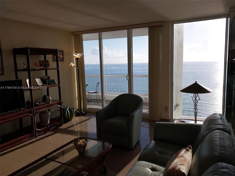 最近售出: $1,099,000 (2 贝兹, 2 浴室, 1590 平方英尺)