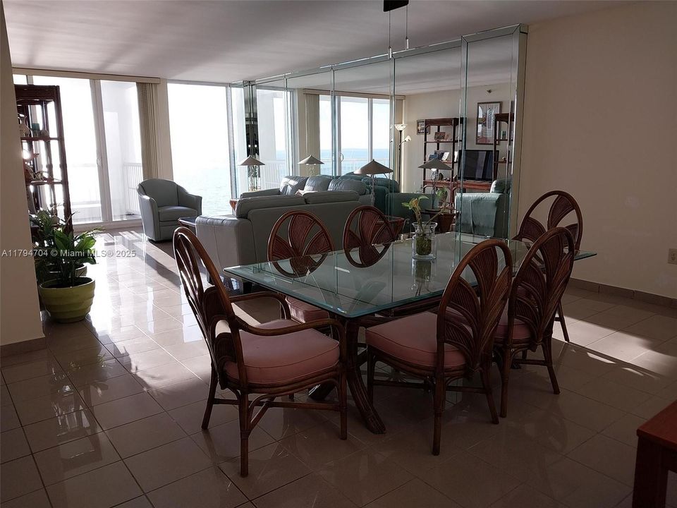 最近售出: $1,099,000 (2 贝兹, 2 浴室, 1590 平方英尺)