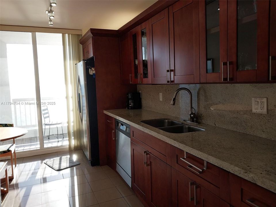 最近售出: $1,099,000 (2 贝兹, 2 浴室, 1590 平方英尺)