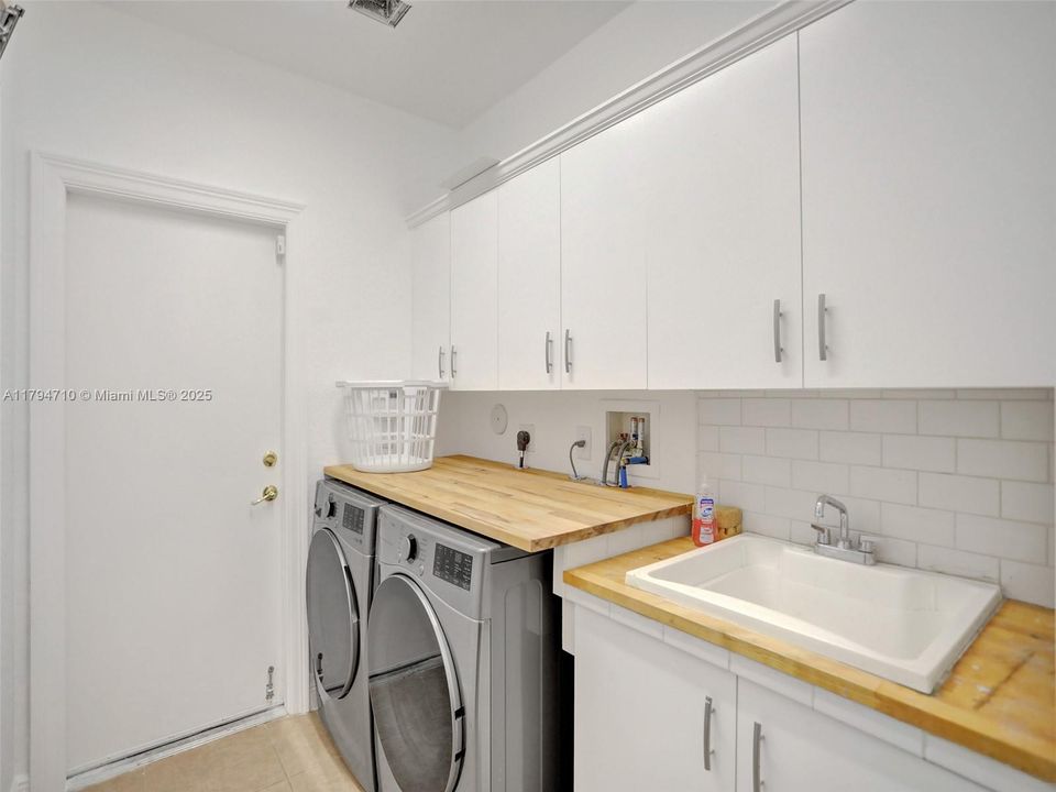 Recently Rented: $5,700 (5 beds, 5 baths, 3361 Square Feet)