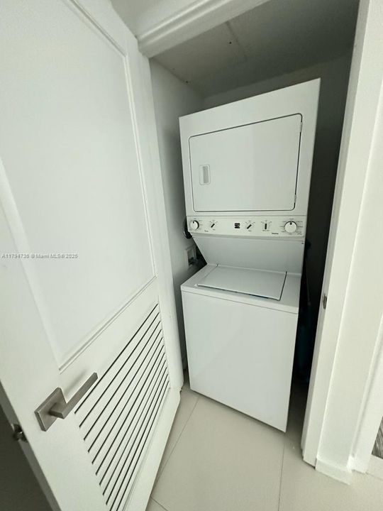 待售: $520,000 (1 贝兹, 1 浴室, 727 平方英尺)