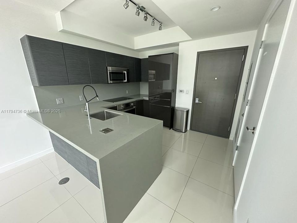 待售: $520,000 (1 贝兹, 1 浴室, 727 平方英尺)