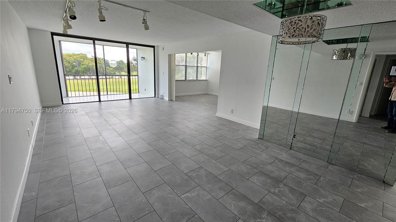 For Sale: $319,671 (2 beds, 2 baths, 1273 Square Feet)