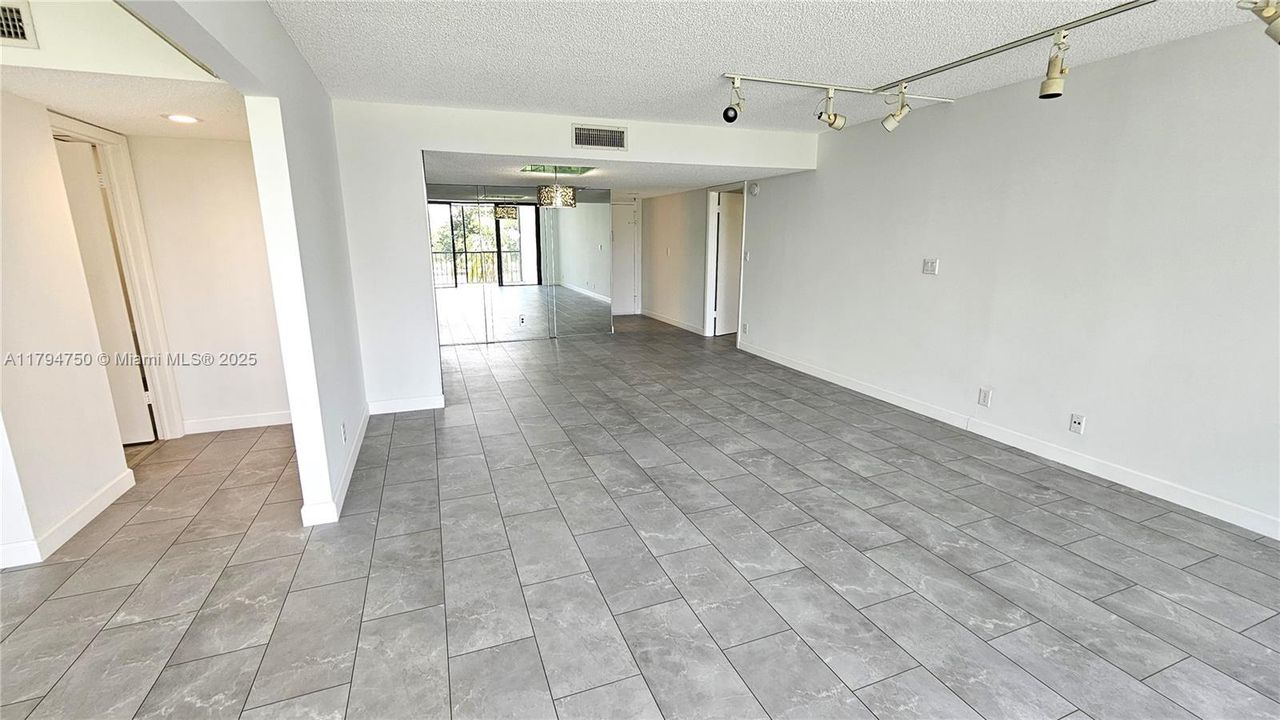 待售: $329,851 (2 贝兹, 2 浴室, 1273 平方英尺)