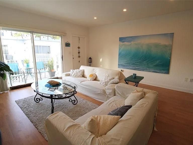 На продажу: $398,000 (2 спален, 2 ванн, 1092 Квадратных фут)