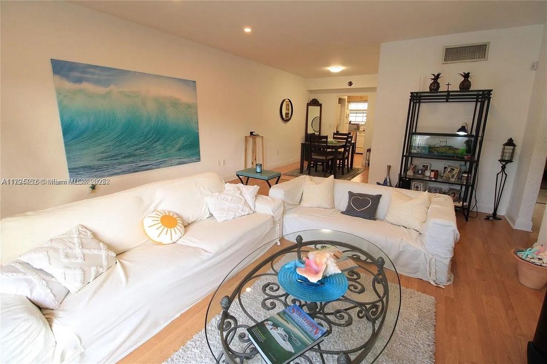 На продажу: $398,000 (2 спален, 2 ванн, 1092 Квадратных фут)