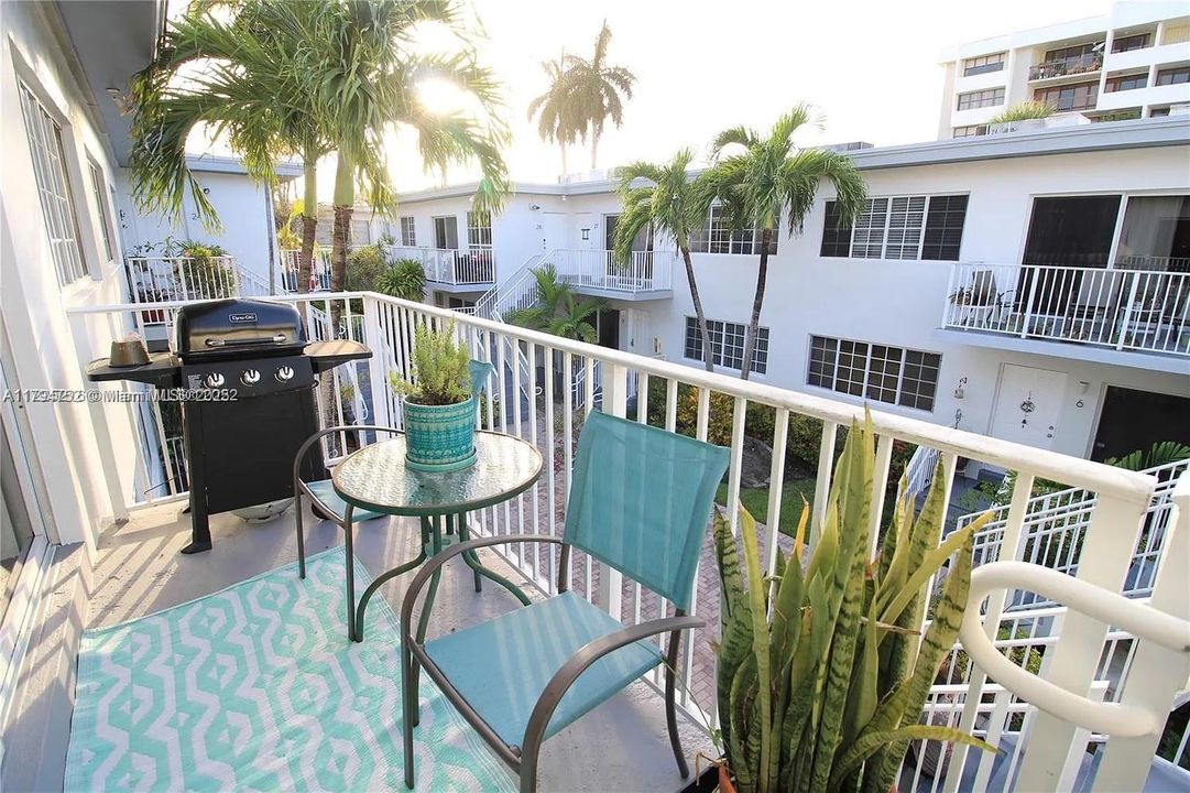 На продажу: $398,000 (2 спален, 2 ванн, 1092 Квадратных фут)