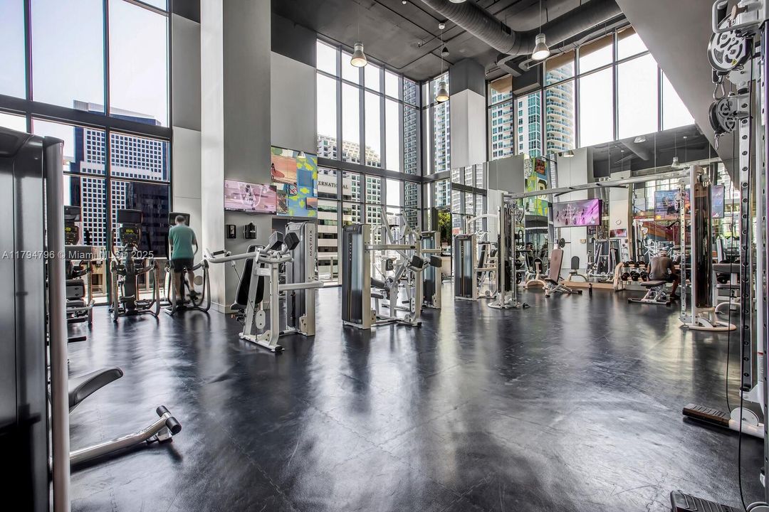 For Sale: $830,000 (2 beds, 2 baths, 1028 Square Feet)