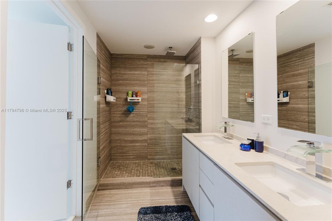 For Sale: $830,000 (2 beds, 2 baths, 1028 Square Feet)