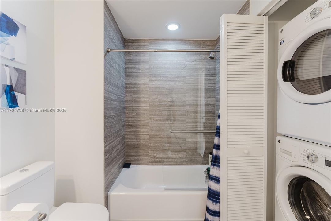 For Sale: $830,000 (2 beds, 2 baths, 1028 Square Feet)