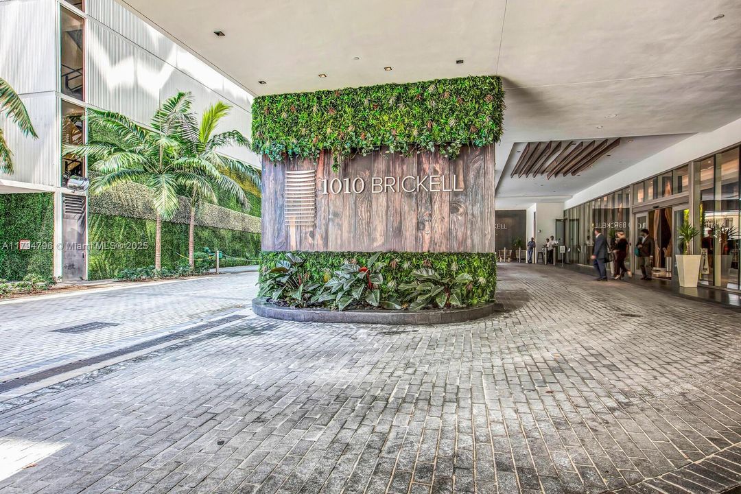 For Sale: $830,000 (2 beds, 2 baths, 1028 Square Feet)