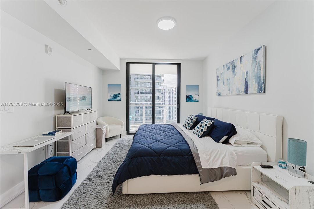 For Sale: $830,000 (2 beds, 2 baths, 1028 Square Feet)