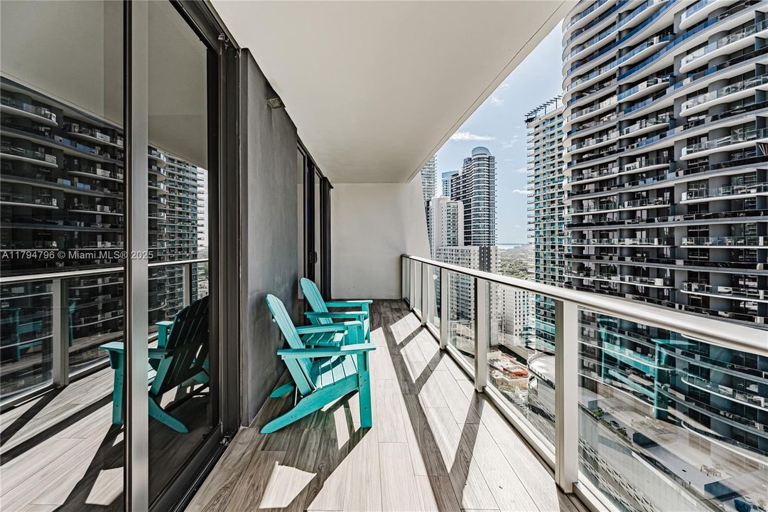 For Sale: $830,000 (2 beds, 2 baths, 1028 Square Feet)