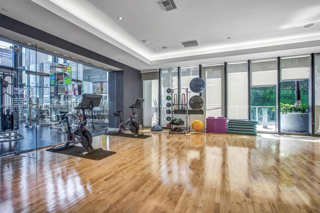 For Sale: $830,000 (2 beds, 2 baths, 1028 Square Feet)