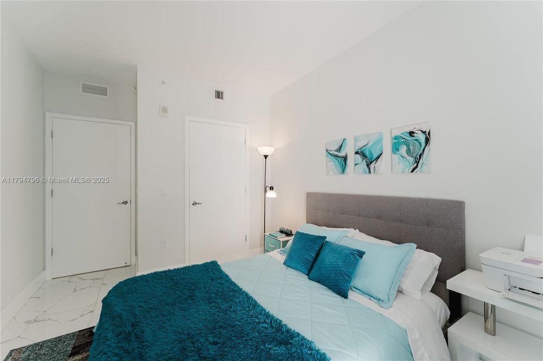 For Sale: $830,000 (2 beds, 2 baths, 1028 Square Feet)