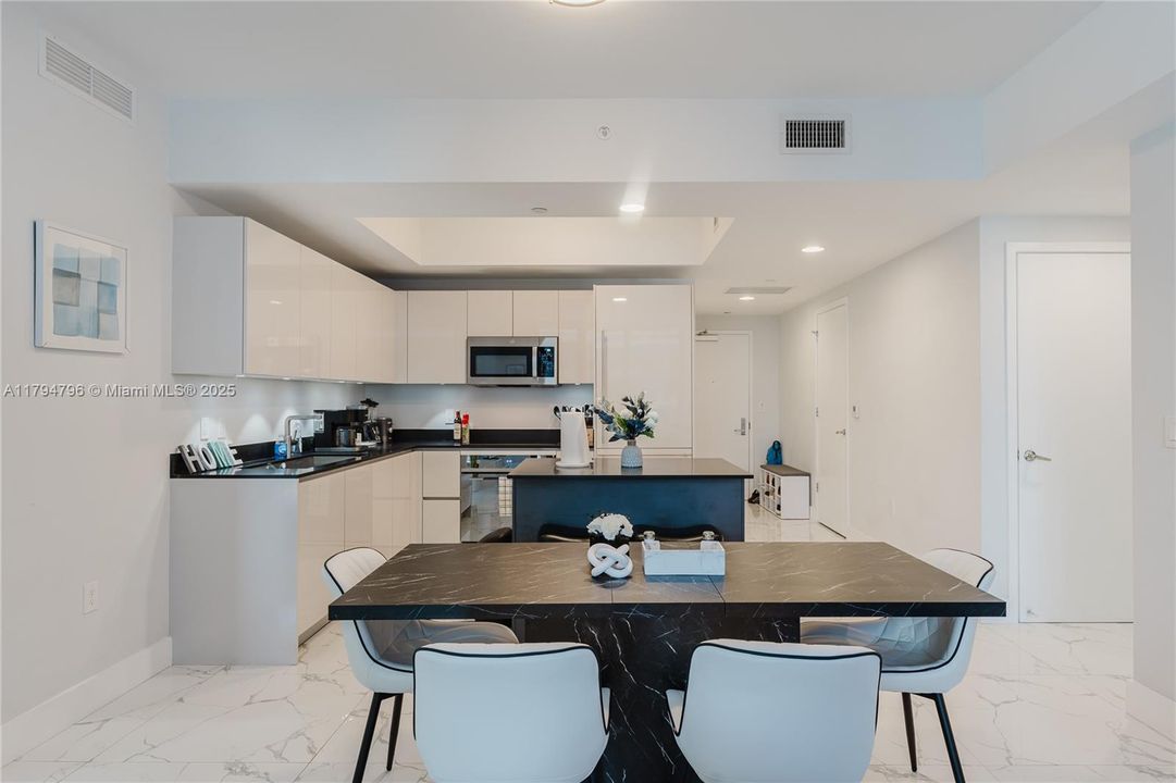 For Sale: $830,000 (2 beds, 2 baths, 1028 Square Feet)