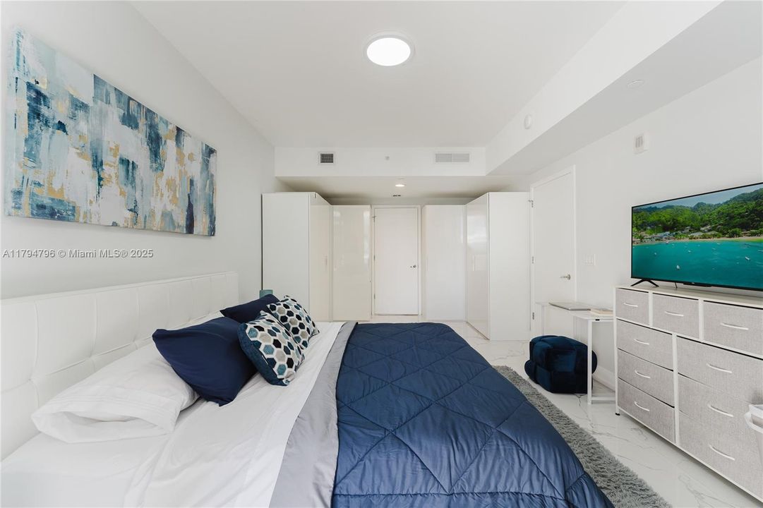 For Sale: $830,000 (2 beds, 2 baths, 1028 Square Feet)