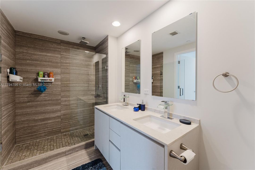 For Sale: $830,000 (2 beds, 2 baths, 1028 Square Feet)