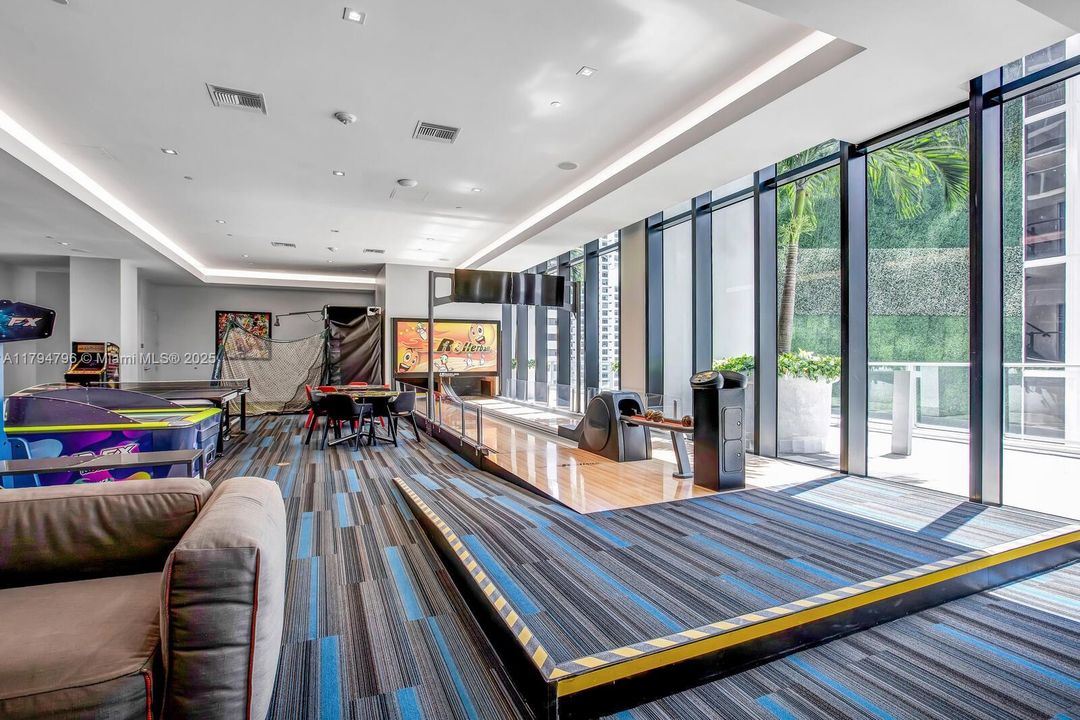 For Sale: $830,000 (2 beds, 2 baths, 1028 Square Feet)