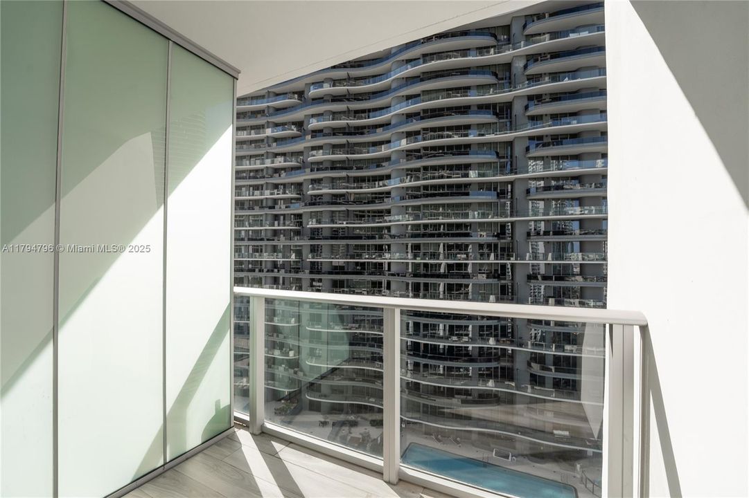 For Sale: $830,000 (2 beds, 2 baths, 1028 Square Feet)