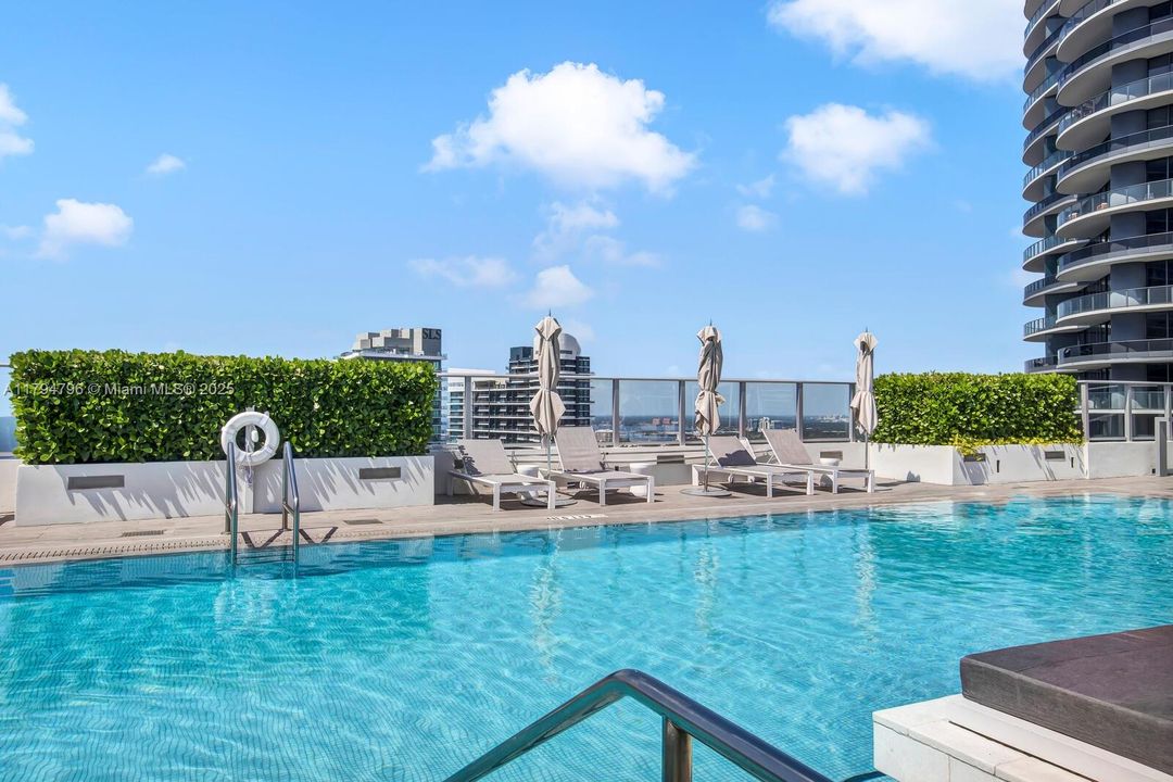 For Sale: $830,000 (2 beds, 2 baths, 1028 Square Feet)