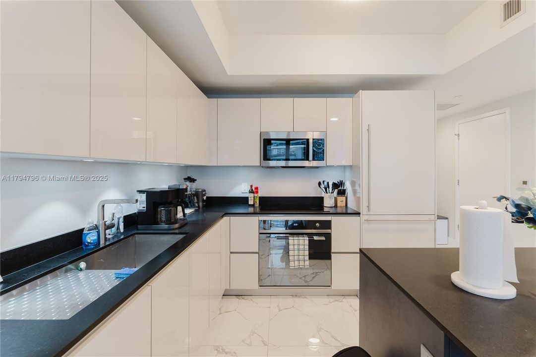 For Sale: $830,000 (2 beds, 2 baths, 1028 Square Feet)