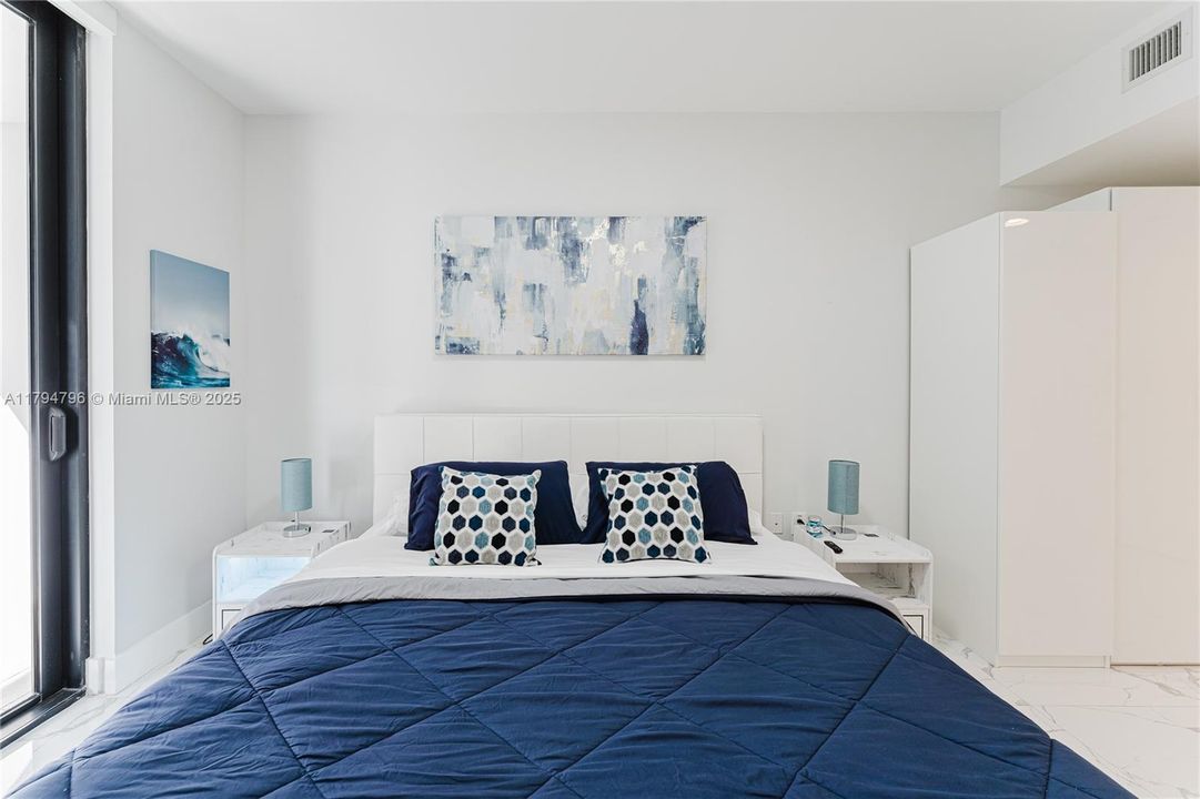 For Sale: $830,000 (2 beds, 2 baths, 1028 Square Feet)