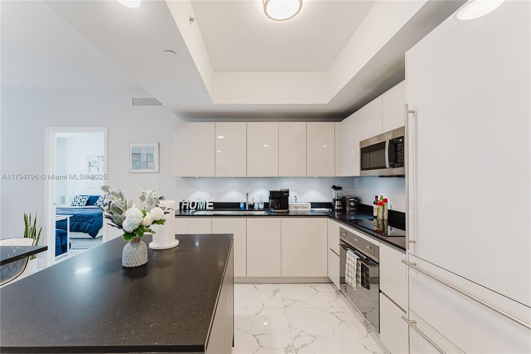 For Sale: $830,000 (2 beds, 2 baths, 1028 Square Feet)