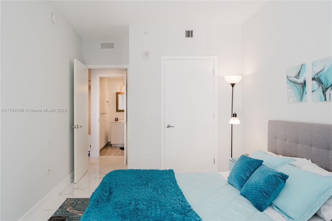 For Sale: $830,000 (2 beds, 2 baths, 1028 Square Feet)