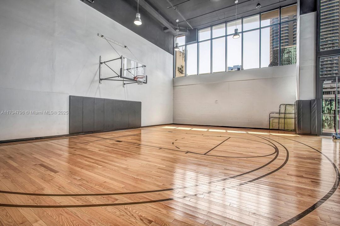 For Sale: $830,000 (2 beds, 2 baths, 1028 Square Feet)