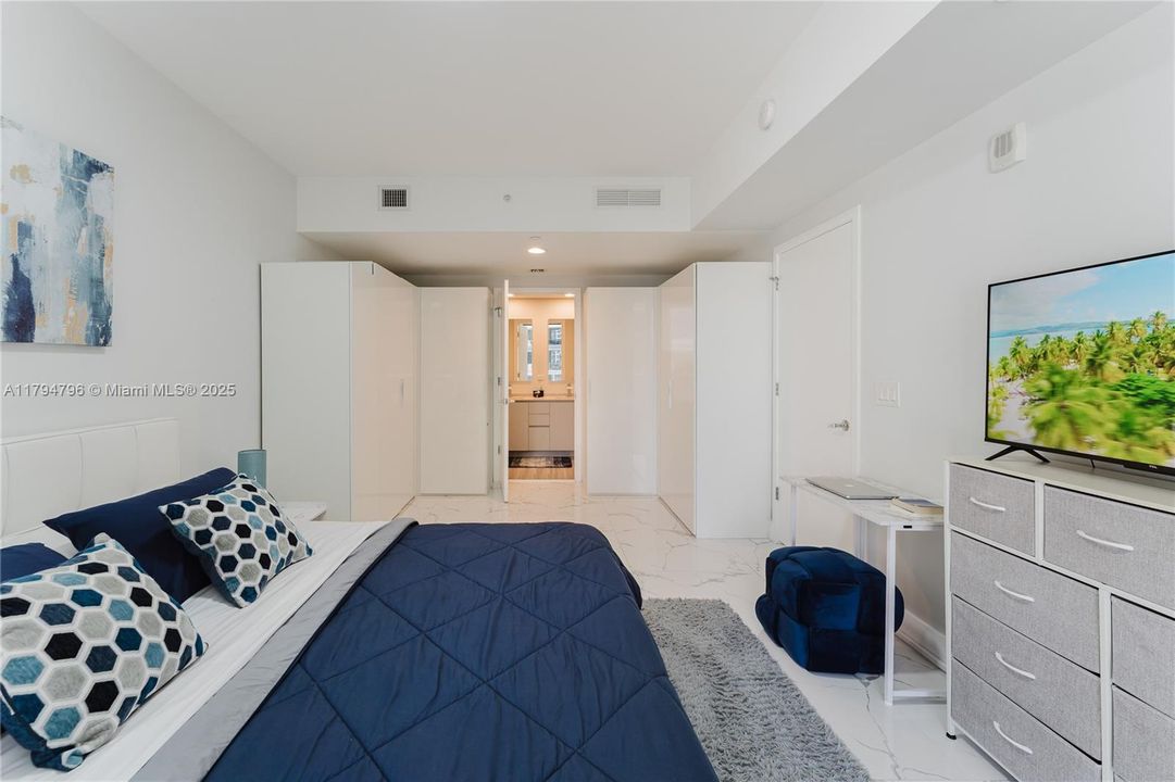 For Sale: $830,000 (2 beds, 2 baths, 1028 Square Feet)