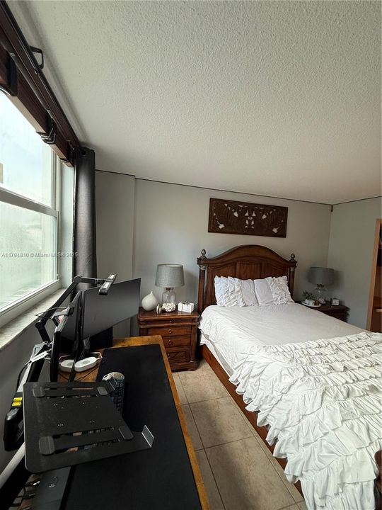 For Sale: $410,000 (1 beds, 1 baths, 655 Square Feet)