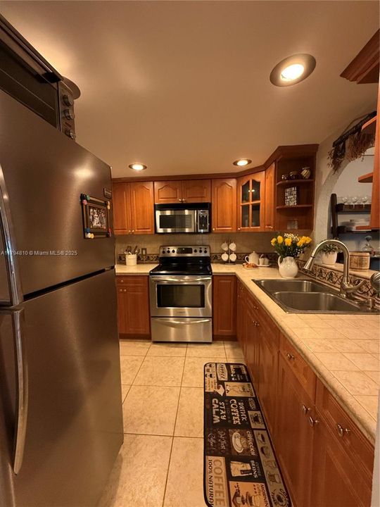 For Sale: $410,000 (1 beds, 1 baths, 655 Square Feet)