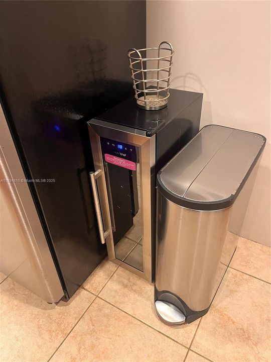 For Sale: $410,000 (1 beds, 1 baths, 655 Square Feet)