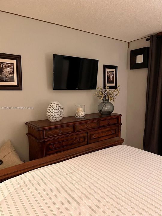 For Sale: $410,000 (1 beds, 1 baths, 655 Square Feet)