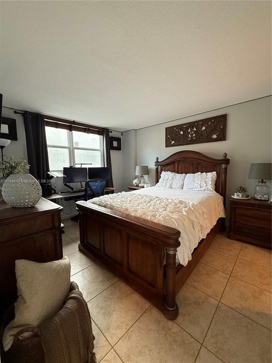 For Sale: $410,000 (1 beds, 1 baths, 655 Square Feet)