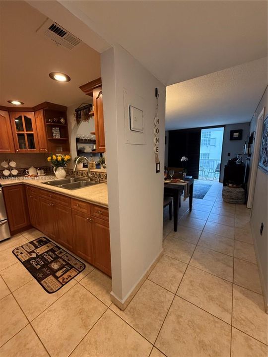 For Sale: $410,000 (1 beds, 1 baths, 655 Square Feet)