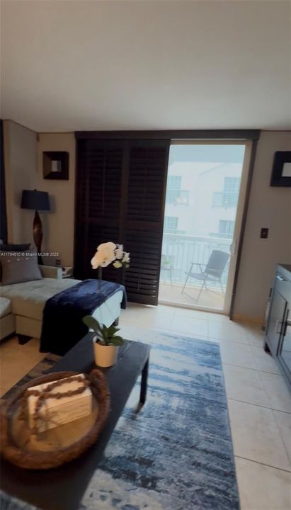 For Sale: $410,000 (1 beds, 1 baths, 655 Square Feet)