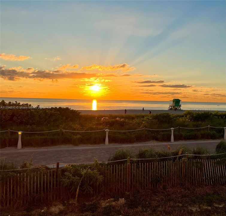 For Sale: $410,000 (1 beds, 1 baths, 655 Square Feet)