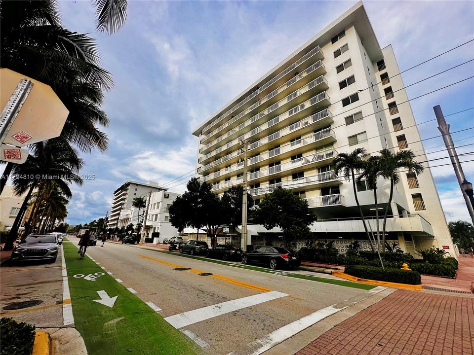 For Sale: $410,000 (1 beds, 1 baths, 655 Square Feet)