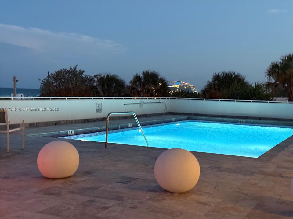 For Sale: $410,000 (1 beds, 1 baths, 655 Square Feet)