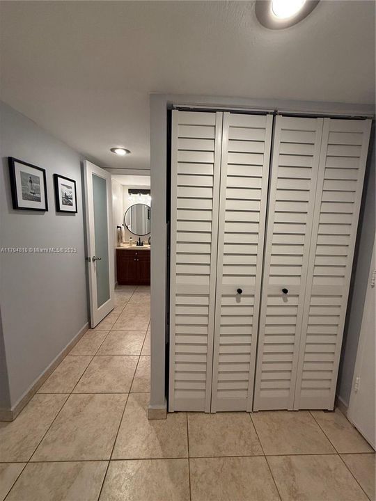 For Sale: $410,000 (1 beds, 1 baths, 655 Square Feet)