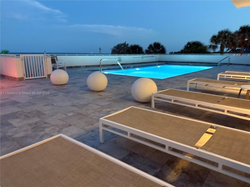 For Sale: $410,000 (1 beds, 1 baths, 655 Square Feet)