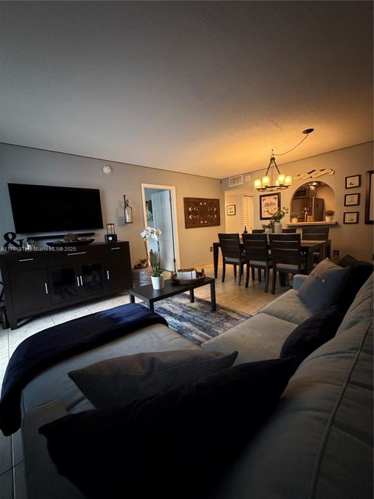 For Sale: $410,000 (1 beds, 1 baths, 655 Square Feet)