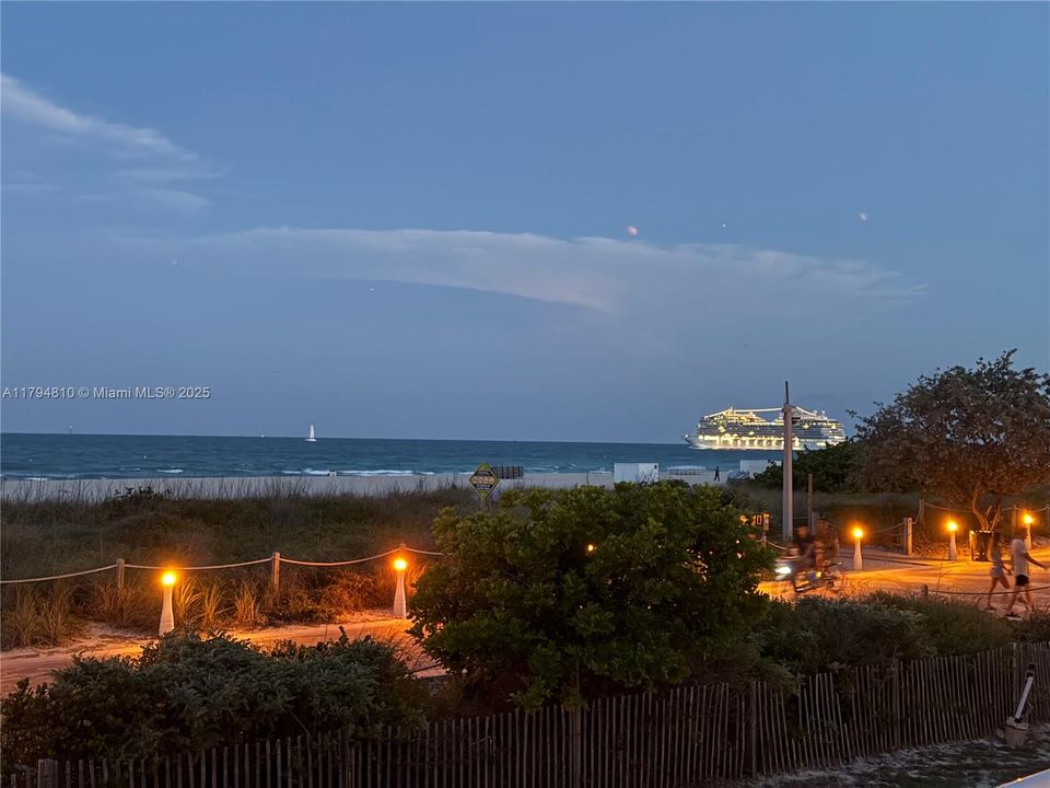 For Sale: $410,000 (1 beds, 1 baths, 655 Square Feet)