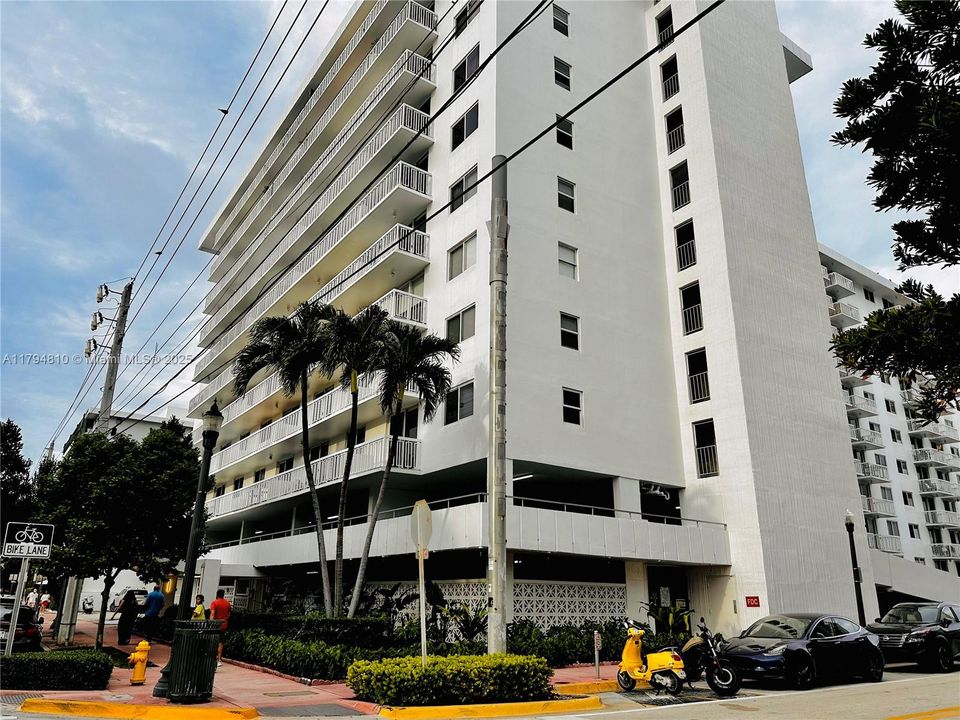 For Sale: $410,000 (1 beds, 1 baths, 655 Square Feet)