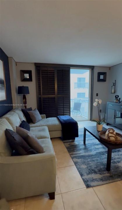 For Sale: $410,000 (1 beds, 1 baths, 655 Square Feet)